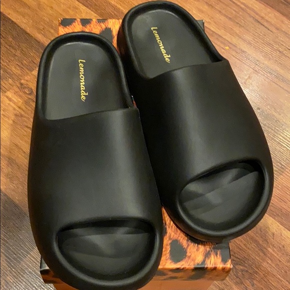 BLACK SLIDES Size 9! VHTF Color! Popular Shoes 🖤 - Picture 2 of 3